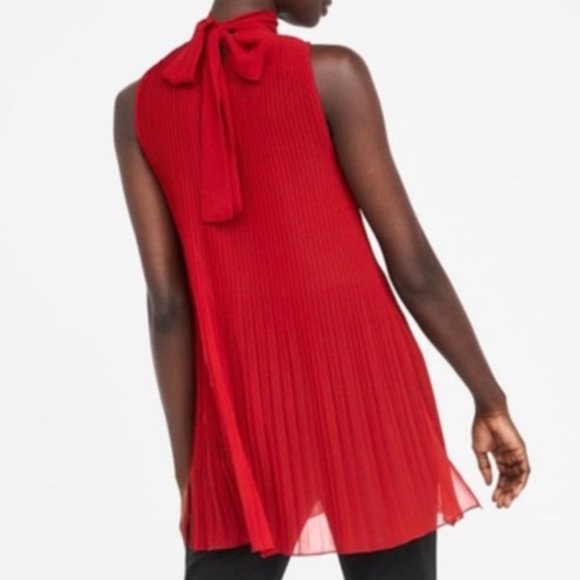 Sleeveless Pleated Top with Back Bow - Picture 3 of 6